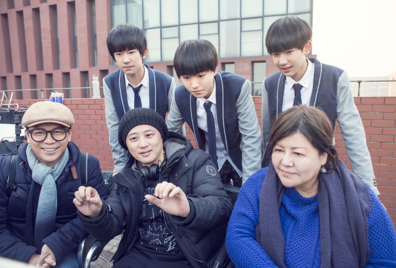 ▲「TFBOYS」首度合體拍攝網路劇，王源（後排右起）、王俊凱和易烊千璽認真和焦雄屏（前排右起）、羅安得、許傑輝討論拍攝事宜。（圖／北京時代峰峻提供，2016.01.03）