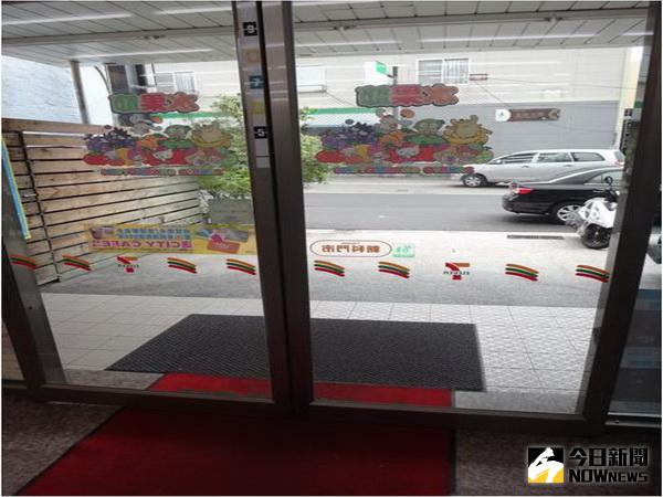 便利商店出入口及自動玻璃門貼標示告知