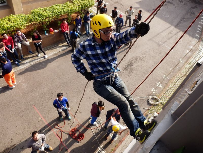 ▲東勢林區管理處新進約僱森林護管員，進行攀登、橫渡及垂降技巧等訓練。〈圖／記者黃玿琮攝〉