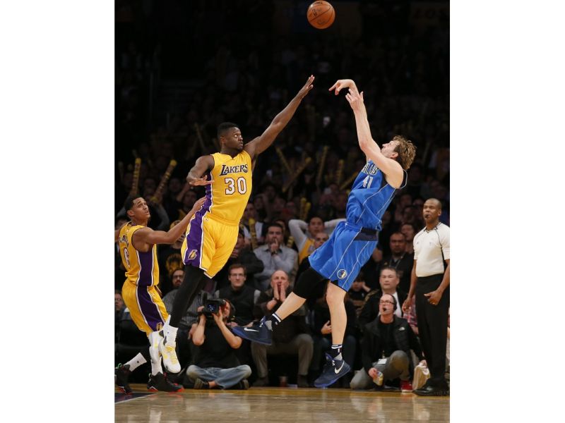 Dirk Nowitzki（右）用一計招牌後仰跳投準絕殺湖人。（圖／美聯社／達志影像）