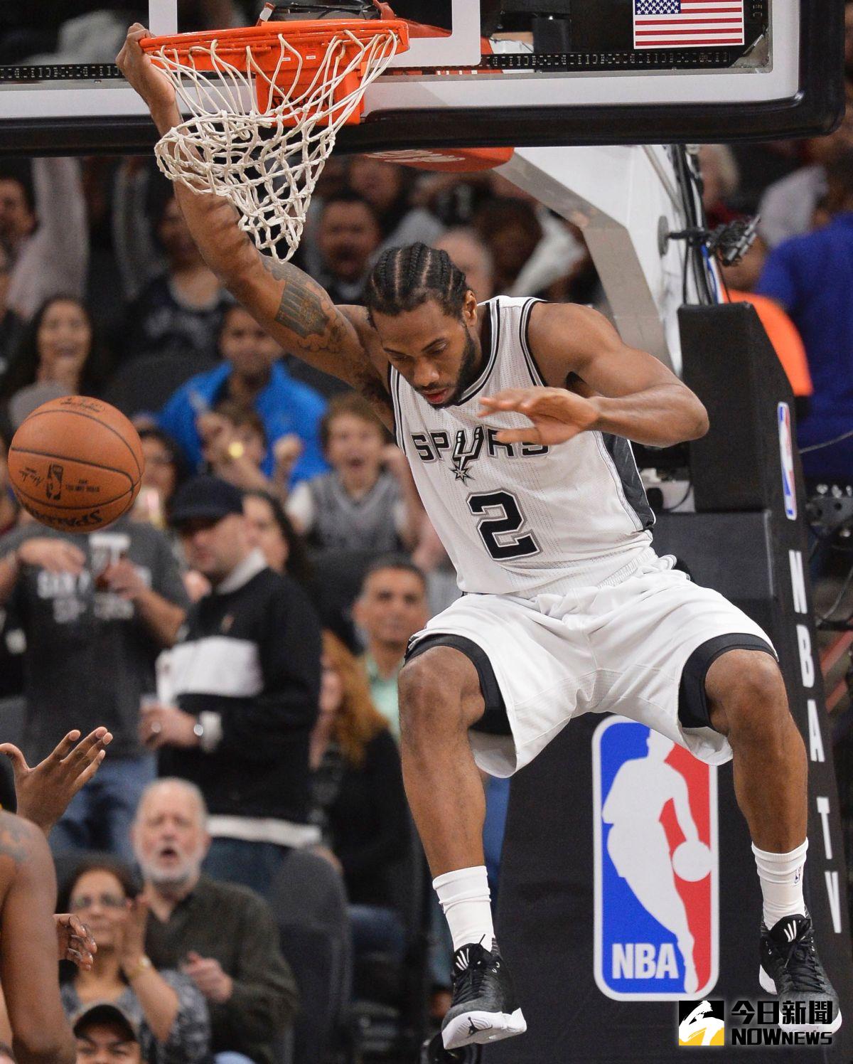 Leonard的灌籃挺住馬刺主場不敗。（圖／美聯社／達志影像）