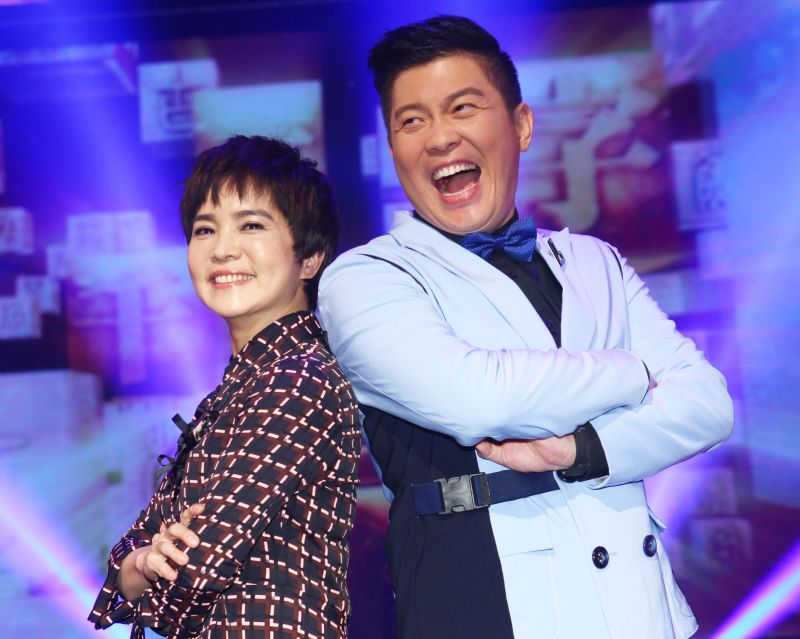 ▲李艷秋（左）與曾國城在節目中唇槍舌戰。（圖／公視，2016.01.17）