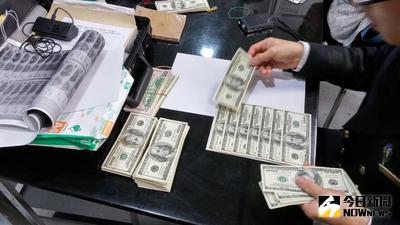 航空警察局安檢大隊7日宣布，警員6日晚間在桃機第二航廈查獲女子攜帶超額美元闖關，海關依法沒入4萬5600美元。（航警提供）中央社記者卞金峰傳真　105年1月7日