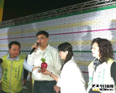 第9屆立法委員選舉，高雄市第9選區民主進步黨立委候選人賴瑞隆（左2）自行宣布當選；他感謝前鎮小港鄉親一路的支持鼓勵。中央社記者陳朝福高雄攝  105年1月16日