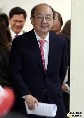 民進黨在拿下立法院過半席次，民進黨終於可以推出自己的立法院長人選，民進黨的資深立委柯建銘20日出席中常會。中央社記者鄭傑文攝　105年1月20日