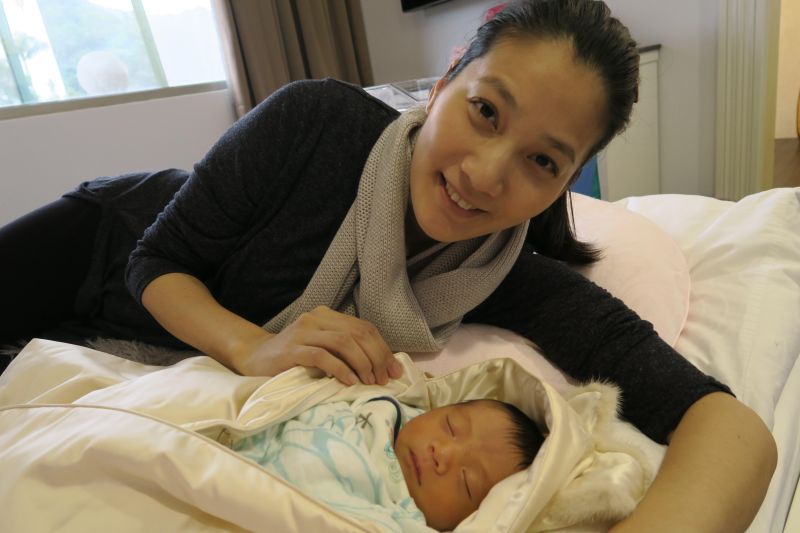▲李培禎（左）與兒子幸福合照。（圖／福臨產後護理之家提供，2016.01.14）