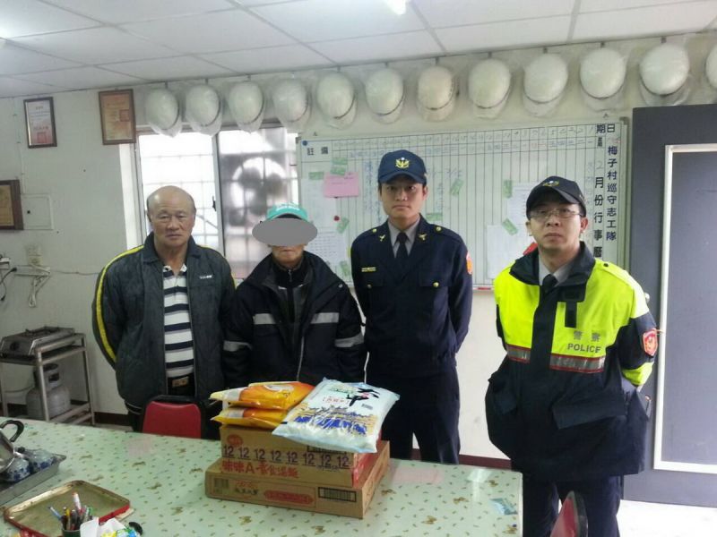▲土牛派出所所長楊俊宏（右二）與員警帶著白米及泡麵等物資，到獨居老人家中關懷。〈圖／記者黃玿琮攝〉