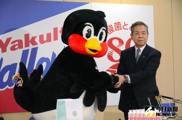 ▲燕九郎（圖左）和養樂多球團社長衣笠剛（圖右）交涉成功。（圖／取材自日本朝日新聞）