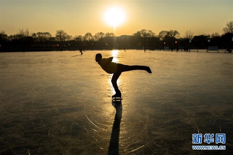 滑冰愛好者在後海冰面上表演『燕兒飛』