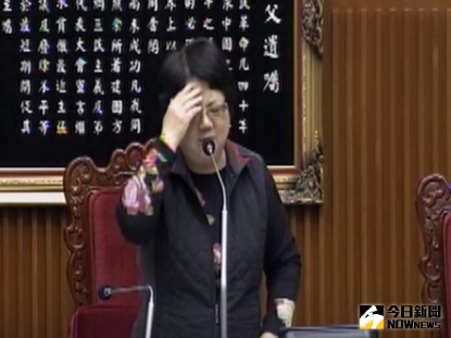 ▲台北市議會議長吳碧珠口誤，把民進黨議員王孝維的名字念成「莊孝維」，連聲說「抱歉」。（圖／擷取自議員童仲彥YouTube）