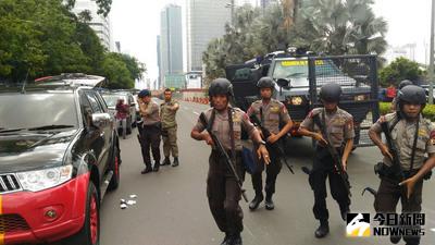 印尼發生爆炸案，印尼軍警嚴陣以待，目前已知這起爆炸案造成7人死亡。中央社記者周永捷雅加達攝 105年1月14日