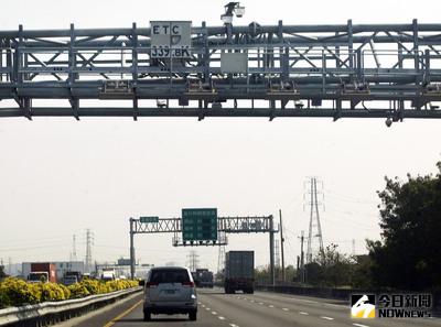 ETC利用率達94% 國道計程收費新制實施將滿2個月，遠通電收26日統計，平均每日交易量高達1300萬筆，計程階段ETC平均利用率為94.02%。中央社記者董俊志攝                 103年2月26日