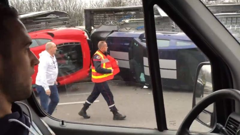 ▲這一翻車賠慘了！因為車上都是......。（圖／翻攝自臉書）