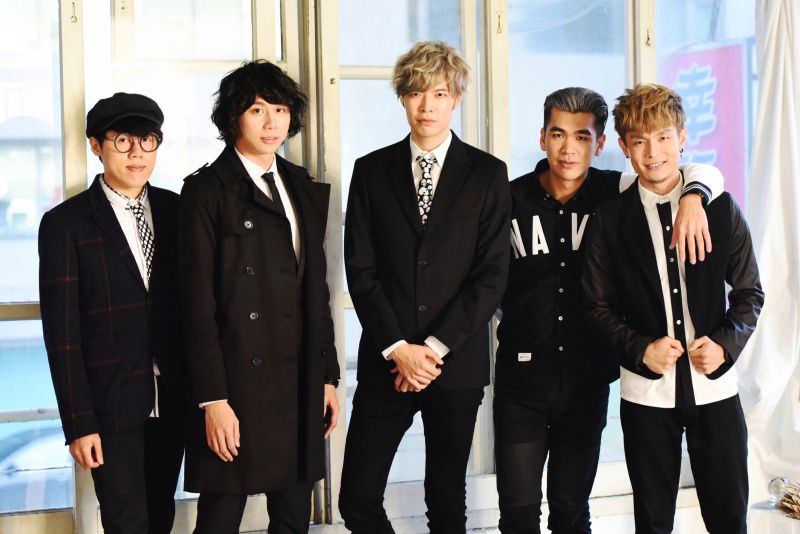 ▲八三夭首次穿上帥氣西裝化身主播。（圖／滾石提供，2016.01.14）