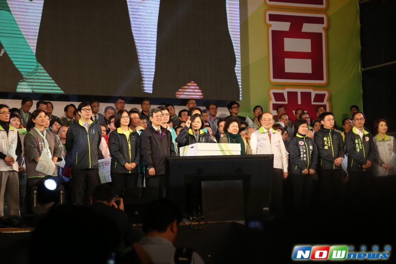 ▲民進黨總統候選人蔡英文９日晚間出席高雄勞工之夜造勢，受到鄉親熱烈歡迎。（圖／翻攝自網路）