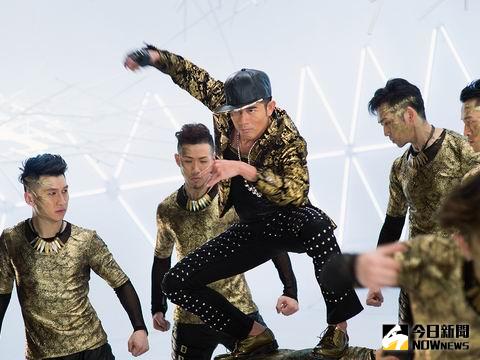 郭富城（中）跳孫悟空舞，栩栩如生。（圖／海樂。2016.01.19）