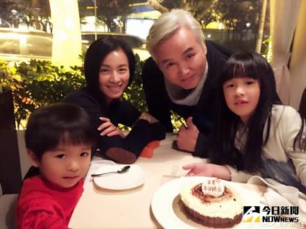 ▲張庭（左2）與林瑞陽（左3）如今已擁有美滿家庭，擺脫小三罪名。（圖／翻攝自張庭微博，2016.01.22）