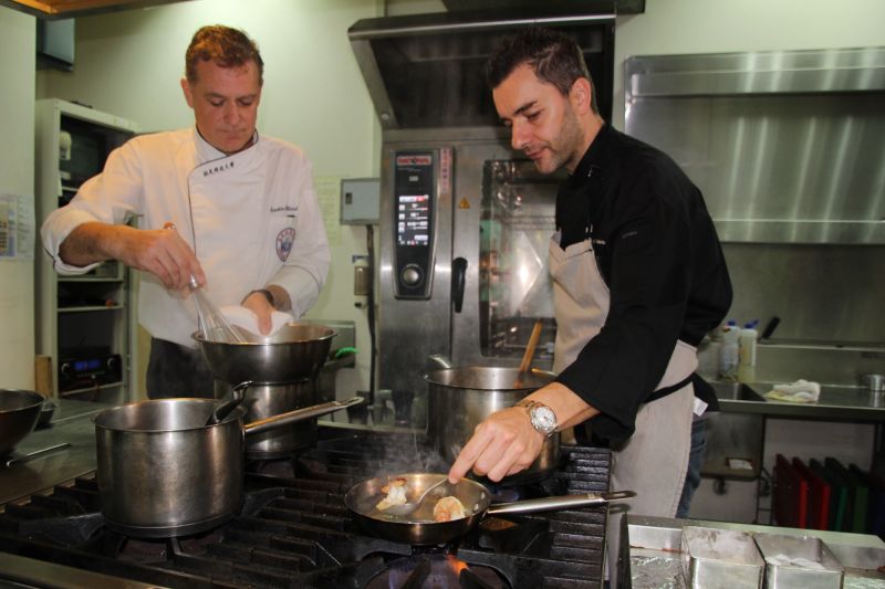 米其林名廚的集團總監杜喬治在弘光科大示範義式櫛瓜燉飯拿手經典菜，麥高樂則製作綜合鮮莓佐沙巴翁醬甜點，兩位名廚精湛手藝讓學生大開眼界。記者陳榮昌／攝