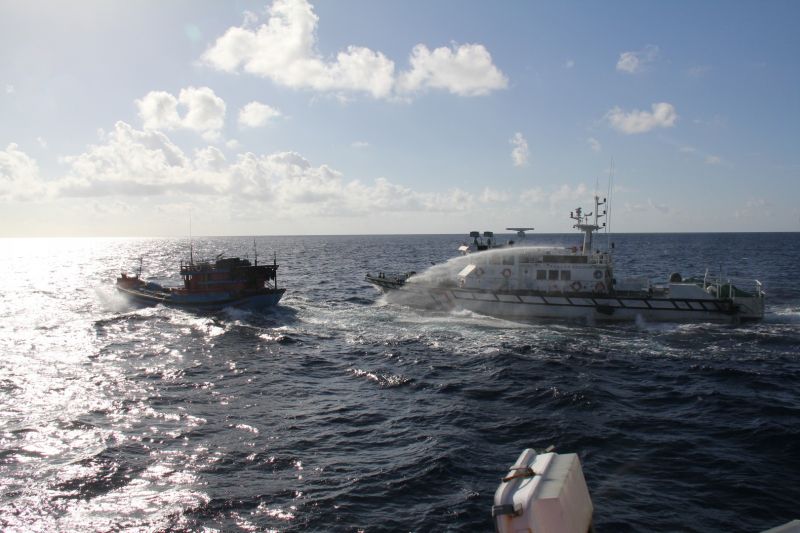 ▲近日有越南媒體指控，越國漁船在1月6日上午7時30分左右，在南沙群島附近海域進行捕撈作業時，遭到台灣海巡隊的巡防艦以強力水柱硬性驅趕。（圖／翻攝自行政院海巡署）
