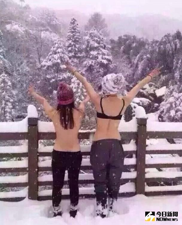 ▲大陸兩名女子雪中半裸，就為祈求老天爺可以賜給她們男友。（圖／翻攝自《央廣網》）