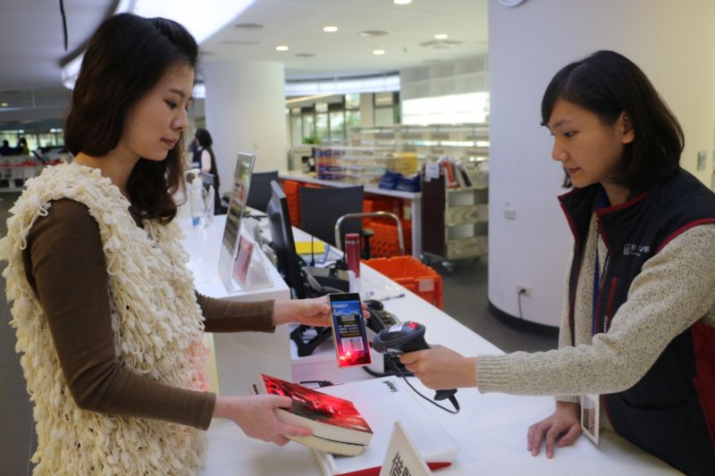 ▲新北市立圖書館新總館再度推出「行動借閱證」服務，讓民眾可以藉由手機產生條碼的方式，借閱圖書。（圖／新北市文化局提供）