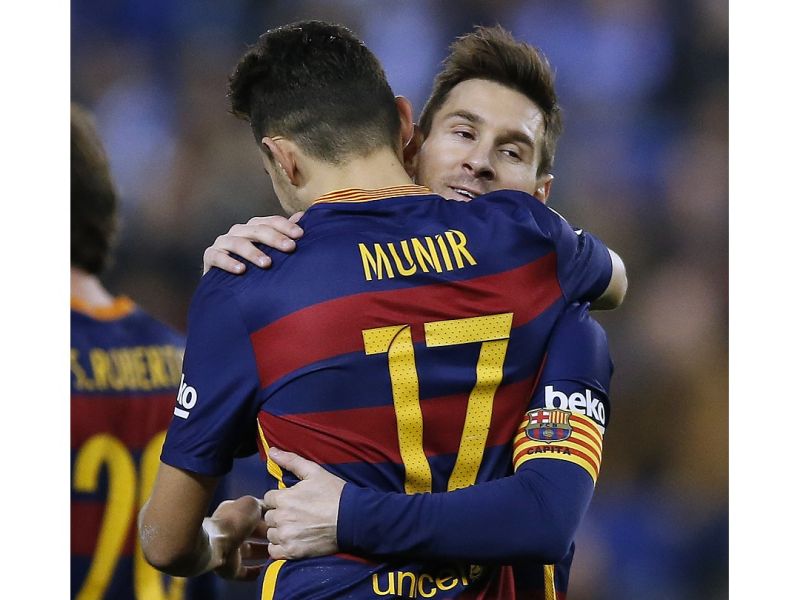 Messi助攻20歲小將Munir打進開門球，開心相擁慶祝。（圖／美聯社／達志影像）