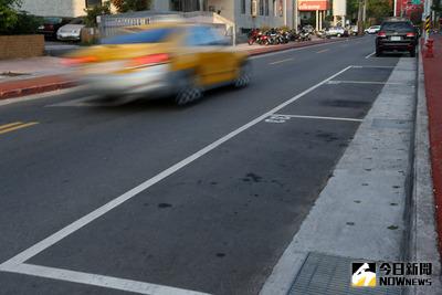 台北市12月起全市公有土地路邊停車格將收費，台北市長柯文哲12日表示，住宅區內8米道路，平日上午9時到下午5時收費、週六及週日不收費；6米（含以下道路）有條件免費。中央社記者吳家昇攝 104年11月12日