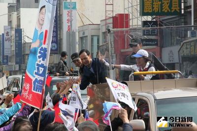 國民黨總統候選人朱立倫（車上前左）10日到台南車隊掃街，支持民眾熱情與朱立倫擊掌。中央社記者劉麗榮台南攝 105年1月10日