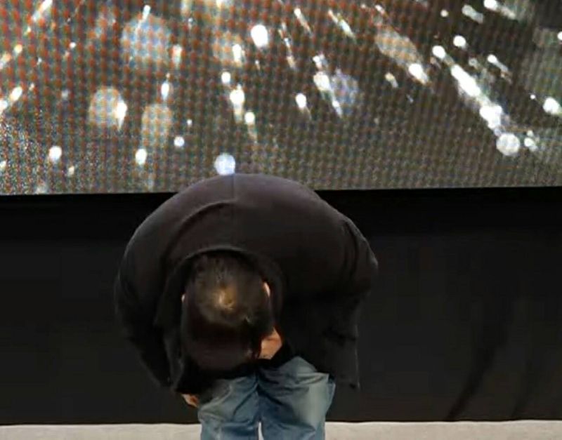 ▲姚立明突然90度鞠躬為柯建銘拉票。（圖／柯建銘辦公室提供,2016.1.14）