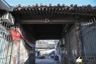 1月25日，朝陽門內大街孚王府。王府內一個門洞已破舊不堪，貼滿小廣告，隨處可見違章加蓋的屋舍。