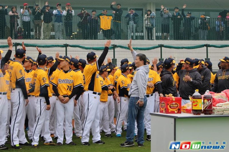▲中信兄弟領隊楊培宏（圖中著灰色帽T者）率領全隊向看台上的球迷們揮手致意。（圖／記者林柏宇攝）