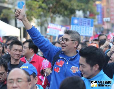 國民黨9日舉辦「為台灣安定而走，你就是力量」大遊行，國民黨中央委員連勝文（中）也現身隊伍中頻頻向一旁的民眾致意。中央社記者謝佳璋攝　105年1月9日