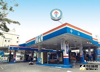 中油公司今（6）日宣布一卡通、悠遊卡、遠鑫等3大票證公司攜手合作，首創機車多卡通付款服務，即日起加油只要用卡嗶一下，免簽名、超快速。（圖／中油提供）