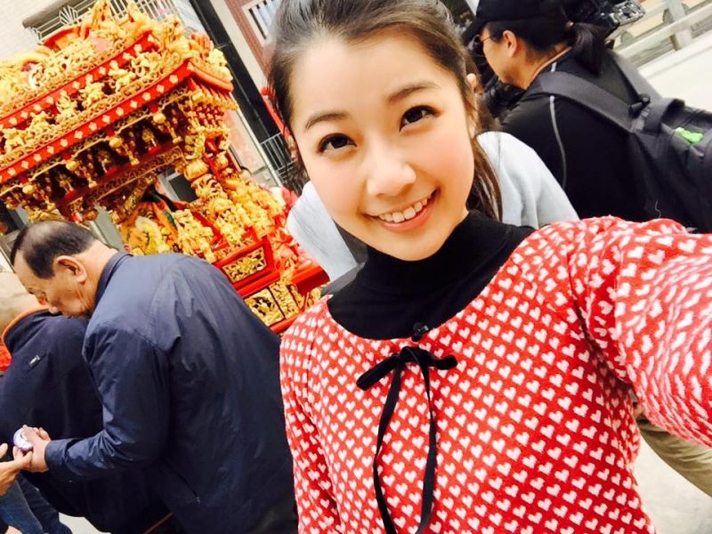 ▲周亭羽近來還是忙著主持節目。（圖／翻攝自周亭羽臉書，2016.02.04）