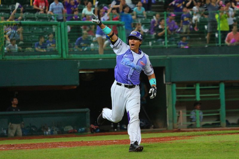 ▲林益全敲出再見轟興奮舉起右手。（圖／義大犀牛提供）