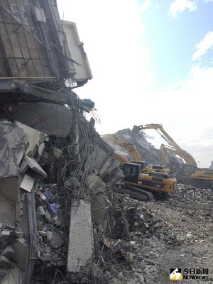 強震造成台南永康維冠大樓倒塌第6天，搜救人員11日持續搜尋搶救，但已有53人死亡，失聯83人待救，搜救人員不放棄，重型機具進場開挖搜尋。（台南市政府提供）中央社記者張榮祥傳真  105年2月11日