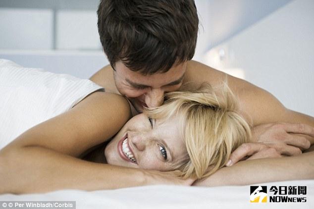 ▲英國研究指出1小時內做愛2次，可以提高受孕機率。（圖／翻攝自dailymail）