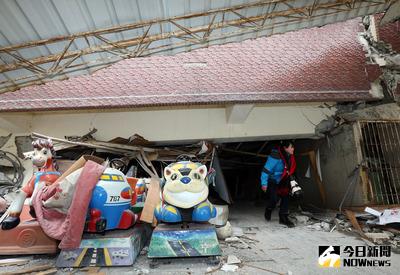 台南市在6日凌晨的地震後有多處樓房傾倒，位在東區一處4樓高的市場、混合住宅建物，一樓長東市場部分倒塌，大樓傾斜，緊急疏散民眾，另有4人受傷送醫。中央社記者郭日曉攝 105年2月6日