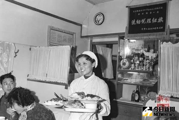 在『上海－北京』13/14次特快列車上，餐車的服務員為乘客送飯。
