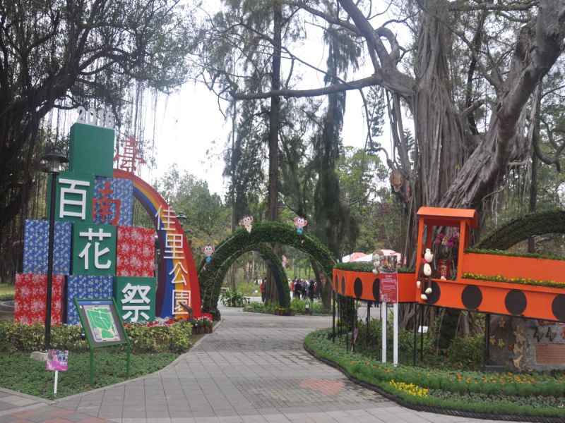 佳里公園奇幻的入口意象，營造出西遊記濃厚的情境。