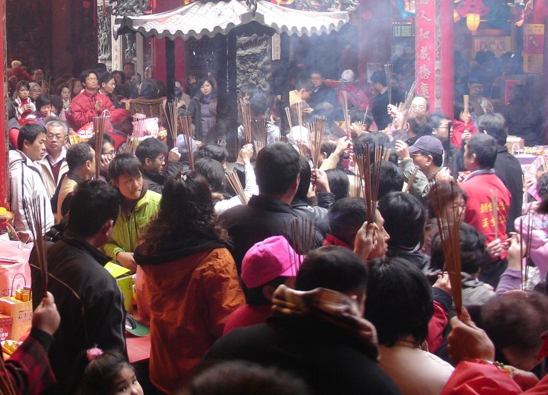 玉皇大帝誕辰，大甲鎮瀾宮隆重辦祭典，信眾湧進上香參拜，場面熱鬧。記者陳榮昌／攝