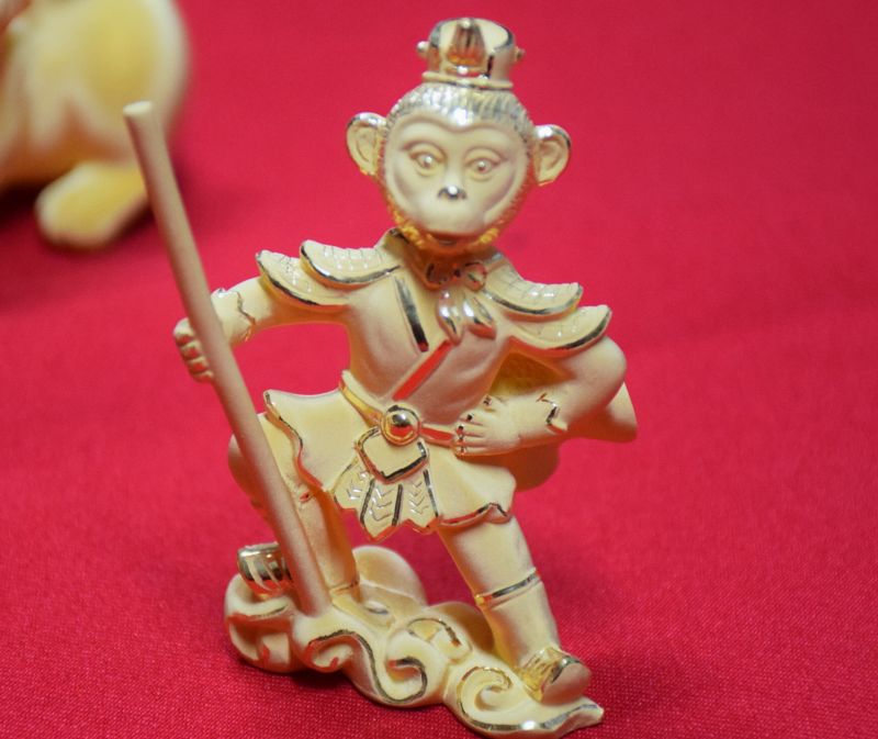 大甲區金華山銀樓為討猴年吉利，推出十多種不同猴形動作，其中齊天大聖孫悟空威武、葫蘆猴模樣可愛，齊迎新春討吉利，閃閃發光，透出不凡身價，深得民眾喜愛及典藏。記者陳榮昌／攝