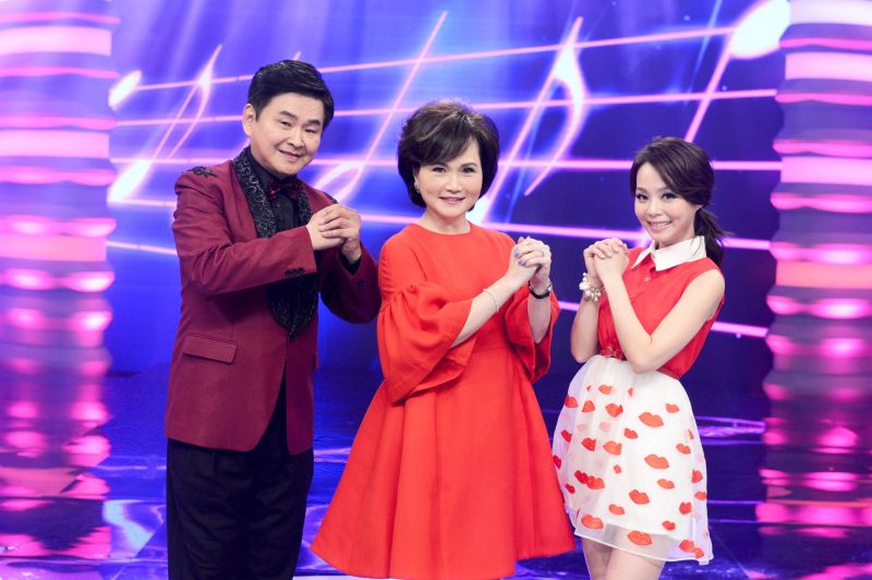 ▲沈春華（中）上賀一航（左）、孫淑媚（右）主持《台灣好歌聲》。（圖／八大，2016.02.03）