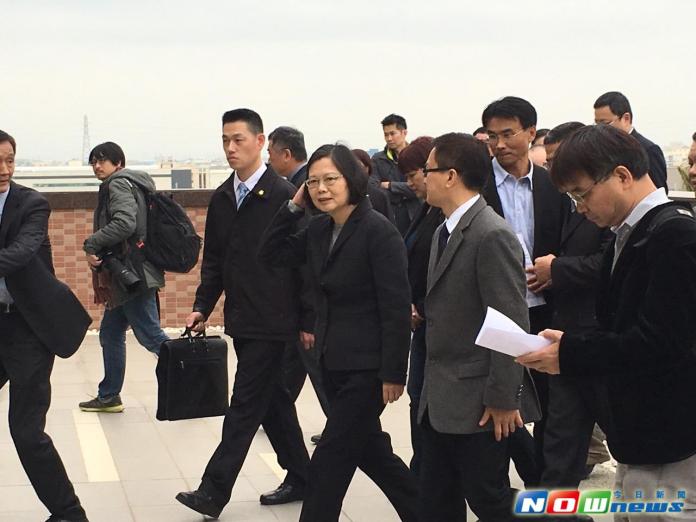 ▲民進黨總統當選人蔡英文赴彰化鹿港帝寶車燈工業參訪，並勘查頂番婆地區未合法登記工廠聚落。（圖／記者楊淳卉攝,2016.2.26）