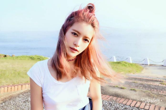 ▲SelfieCity台灣旅圖-淡水濾鏡，橘紅色調就像是落日淡水河岸上閃爍著的光芒（圖／美圖台灣提供，人物／林珈安）