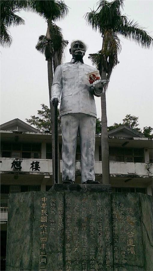 ▲雲科大中的蔣公銅像被惡搞成肯德基爺爺。（圖／雲林縣政府提供）