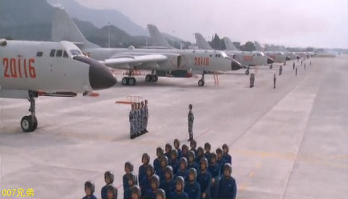 近日官方媒體報道中國空軍20架轟炸機組成大機群穿越4個戰區突襲，35小時內內起降6個機場，航程近萬公里，低空超低空飛行上千公里。