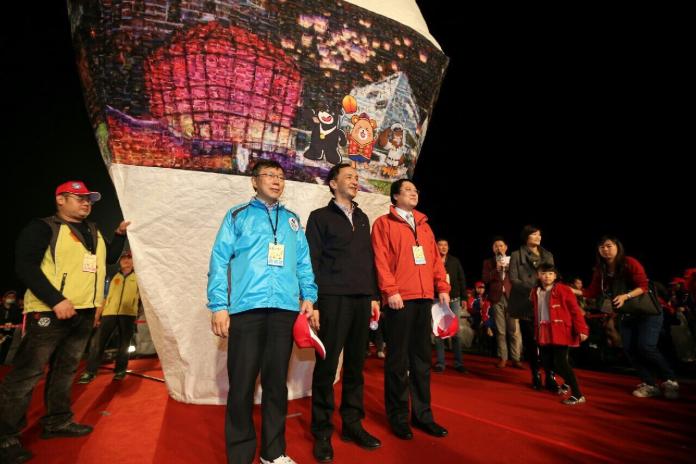 ▲台北市長柯文哲參加新北市平溪天燈節，跟新北市長朱立倫、基隆市長林右昌一起在高達16呎的「環遊世界天燈」上，題下「平安順利」的心願。（圖／台北市政府,2016.2.22）