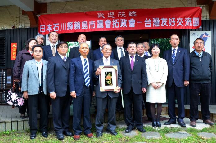 以天然漆工藝聖地著名的日本石川縣輪島市議會台灣友好交流團11位議員，19日參觀全台碩顆僅存的埔里龍南天然漆博物館。