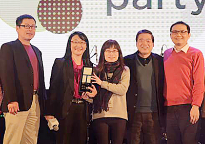 宏達電尾牙登場，HTC董事長暨執行長王雪紅（左2）、董事卓火土（右2）、營運長陳文俊與財務長暨全球業務總經理張嘉臨，感謝超過15年的資深同仁代表。（宏達電提供）中央社記者江明晏傳真　105年1月11日